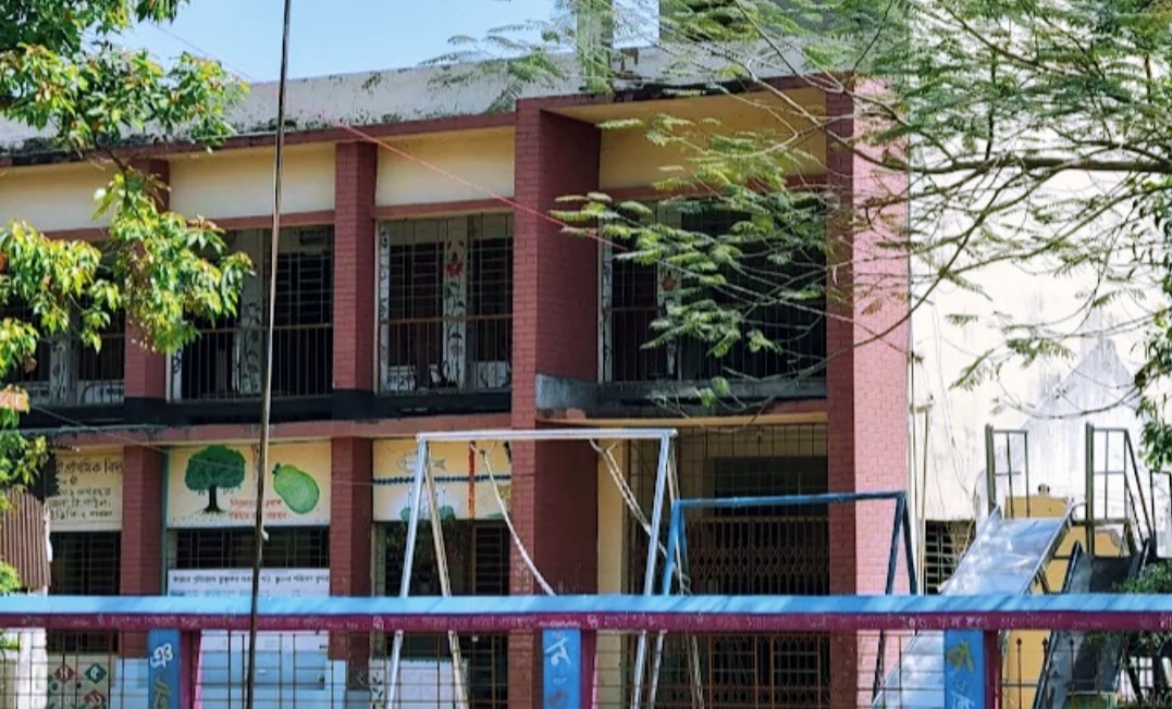 তিন দফা দাবিতে কর্মবিরতি, টাঙ্গাইলের সখীপুরে অভিভাবকদের দিয়ে চলছে বার্ষিক পরীক্ষা