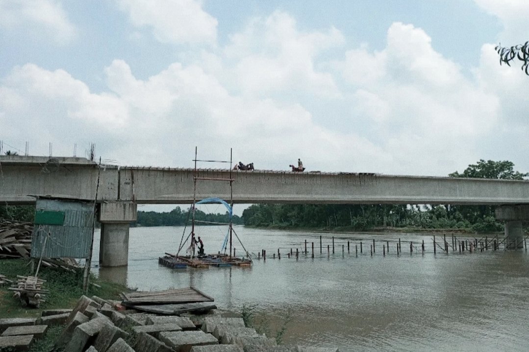 টাঙ্গাইলের কালিহাতীতে ৫ বছরেও শেষ হয়নি সল্লা সেতুর নির্মাণ কাজ : দুর্ভোগে লক্ষাধিক মানুষ