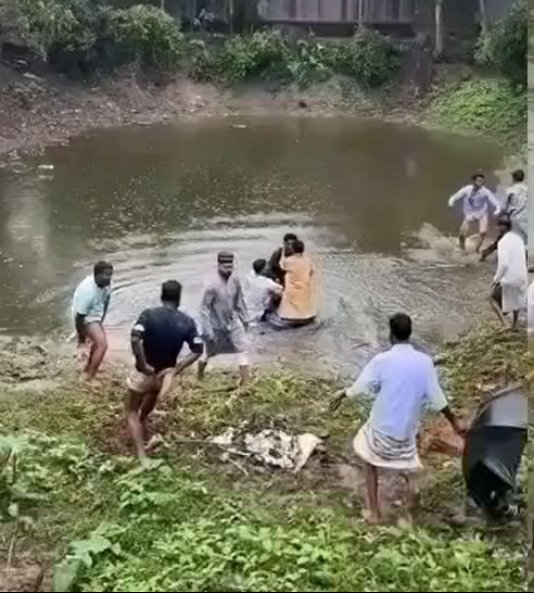 ঈদের জামাতের টাকা তোলা নিয়ে টাঙ্গাইলের কালিহাতীতে সংঘর্ষ আহত কয়েকজন