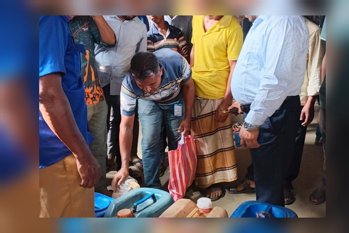 পঞ্চগড়ের বোদায় জ্বালানী তেল মজুদ ও অবৈধ বিক্রয় দমন অভিযান ৩০০ লিটার পেট্রোল জব্দ শাস্তি প্রদান