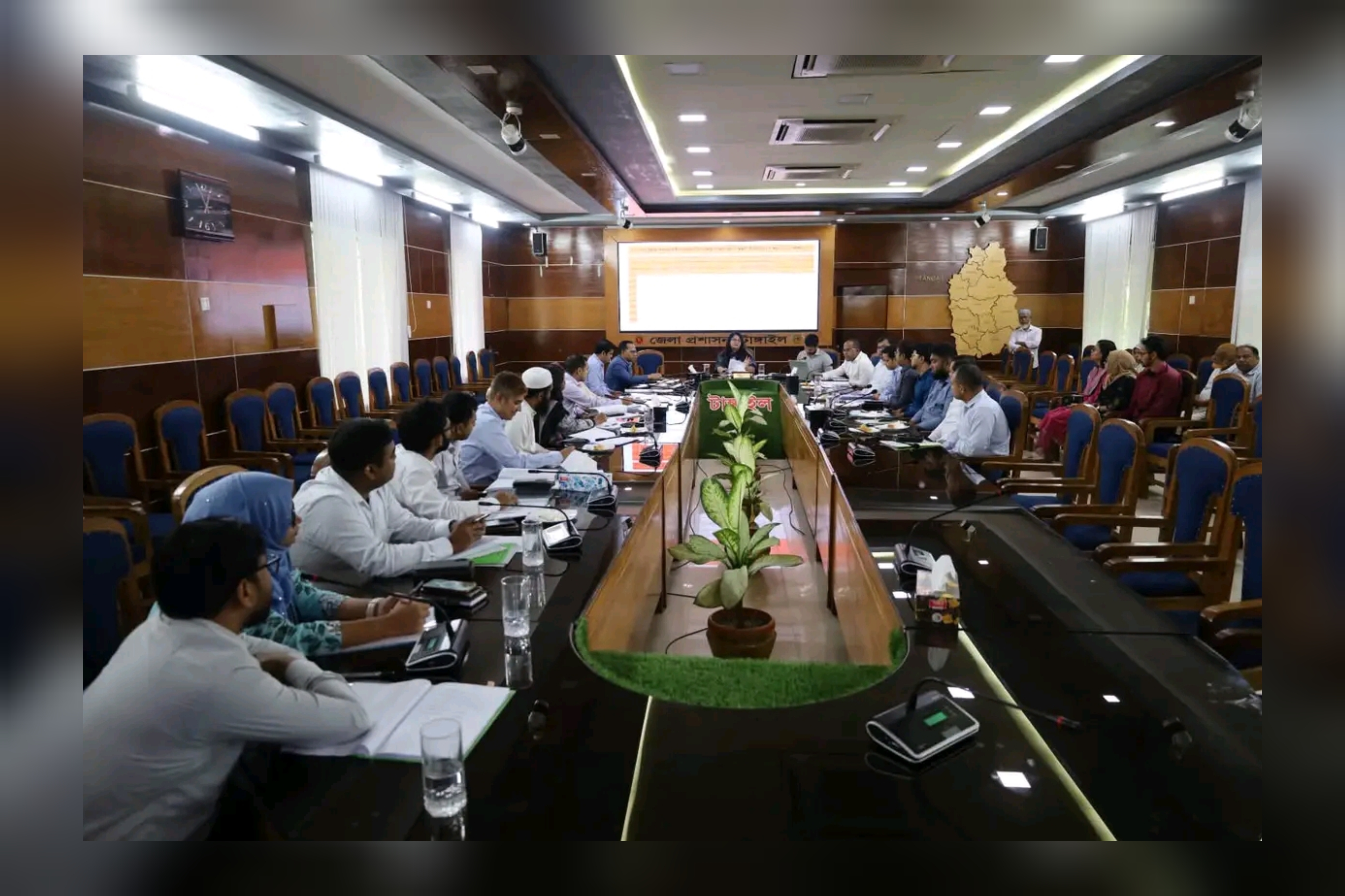 টাঙ্গাইলে জেলা মাসিক রাজস্ব সম্মেলন অনুষ্ঠিতরাজস্ব আদায় বৃদ্ধি,স্মার্ট ভূমি ব্যবস্থাপনা ও সেবার মানোন্নয়নে দিকনির্দেশনা