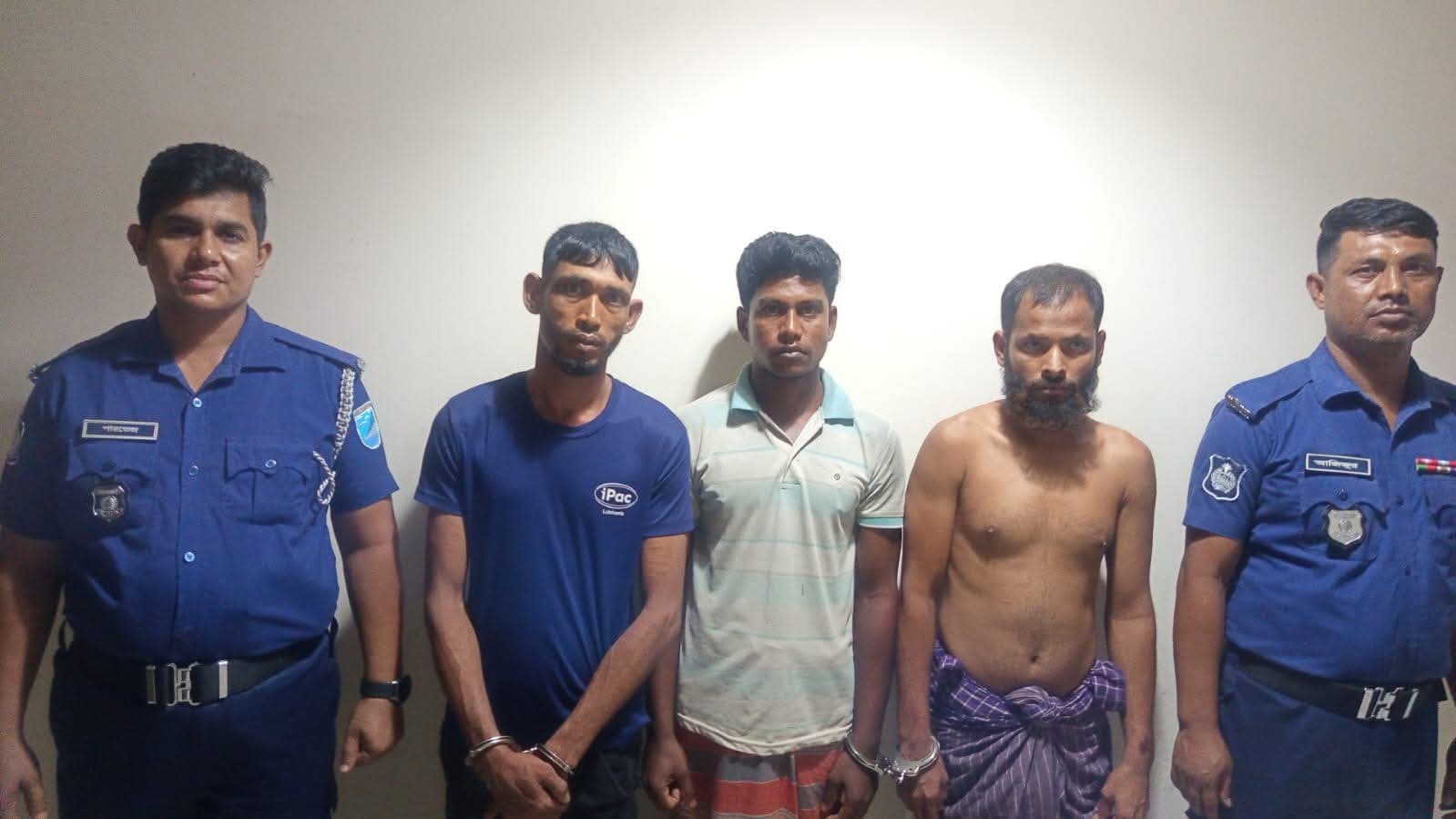স্বামীকে বেঁধে রেখে স্ত্রীকে ধর্ষন ৯৯৯ নম্বরে ফোনকলে উদ্ধার স্বামী-স্ত্রী এবং গ্রেফতার তিন