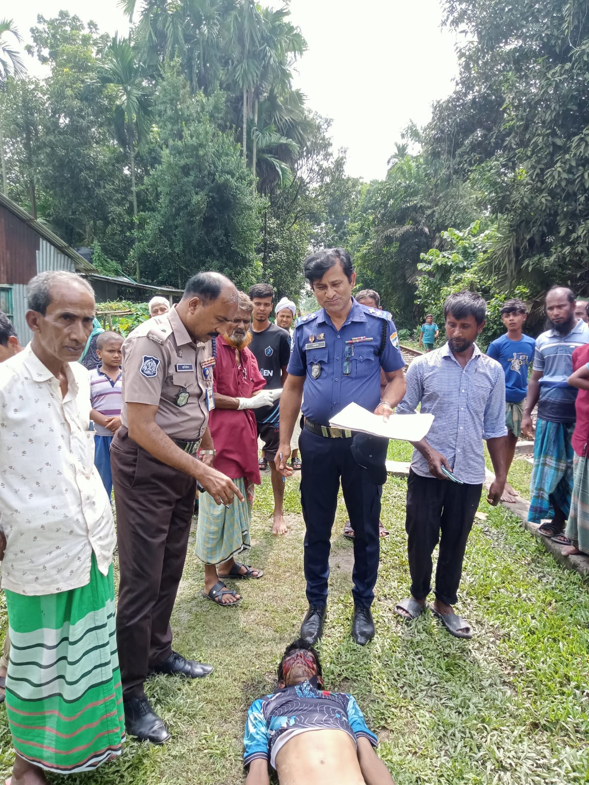 কম্পিউটার ট্রেনের ছাদ থেকে পড়ে যুবকের মৃত্যু