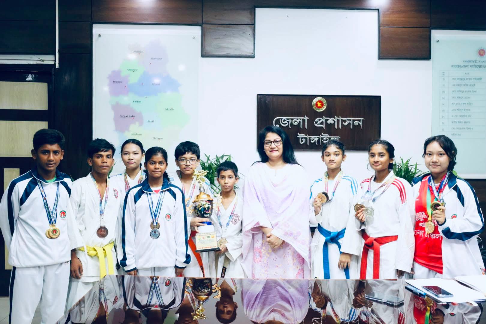 টাঙ্গাইলের ক্রীড়াবিদদের আন্তর্জাতিক সাফল্য
কৃতি খেলোয়াড়দের সংবর্ধনা দিল জেলা প্রশাসন