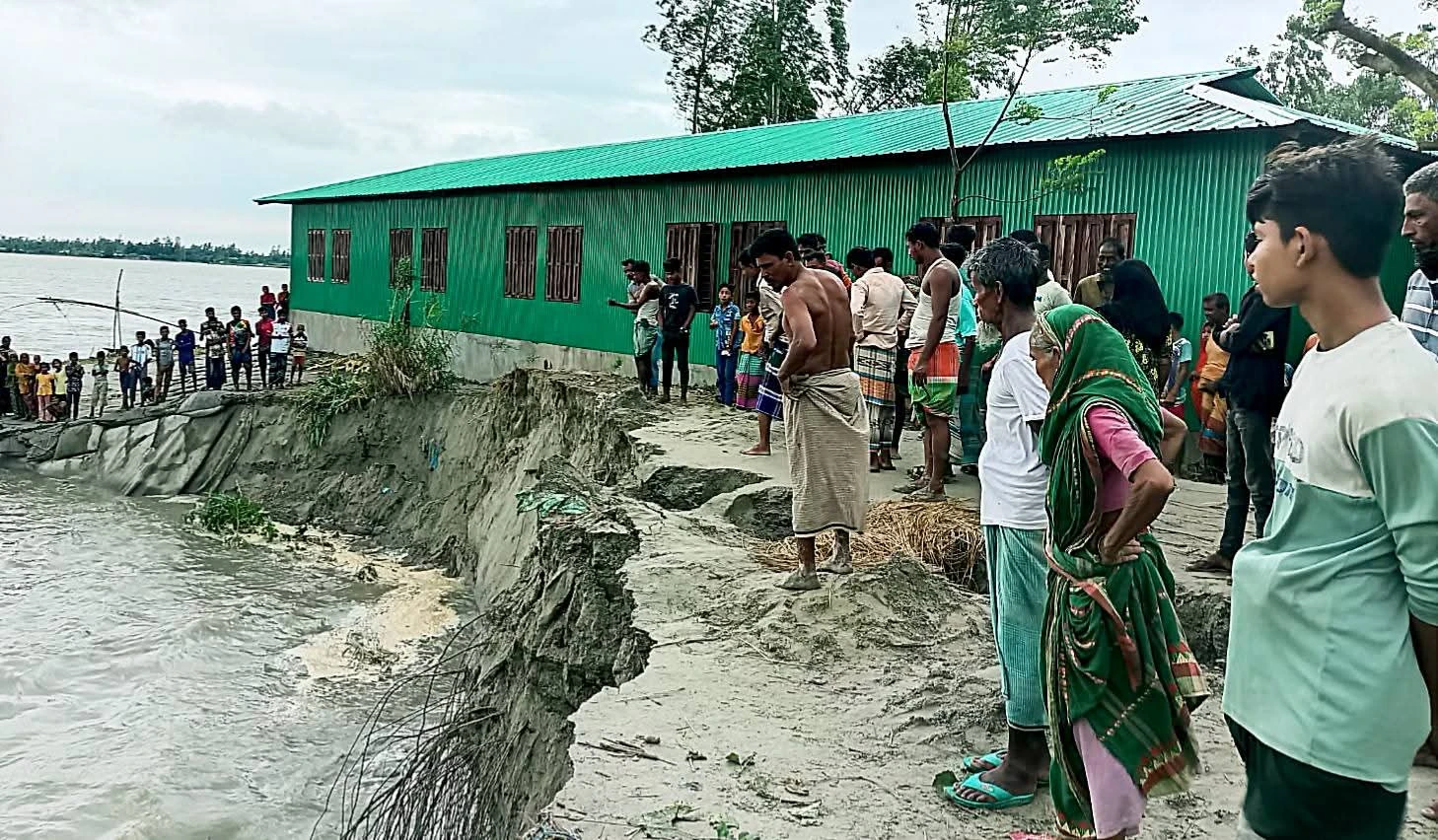 তিস্তার পেটে ‘ভোরের পাখি’ সরকারি প্রাথমিক বিদ্যালয়প্রতিমন্ত্রীর পরিদর্শনের ১০ দিনের মাথায়ও নেওয়া হয়নি প্রতিরোধমূলক ব্যবস্থা, ক্ষুব্ধ এলাকাবাসী