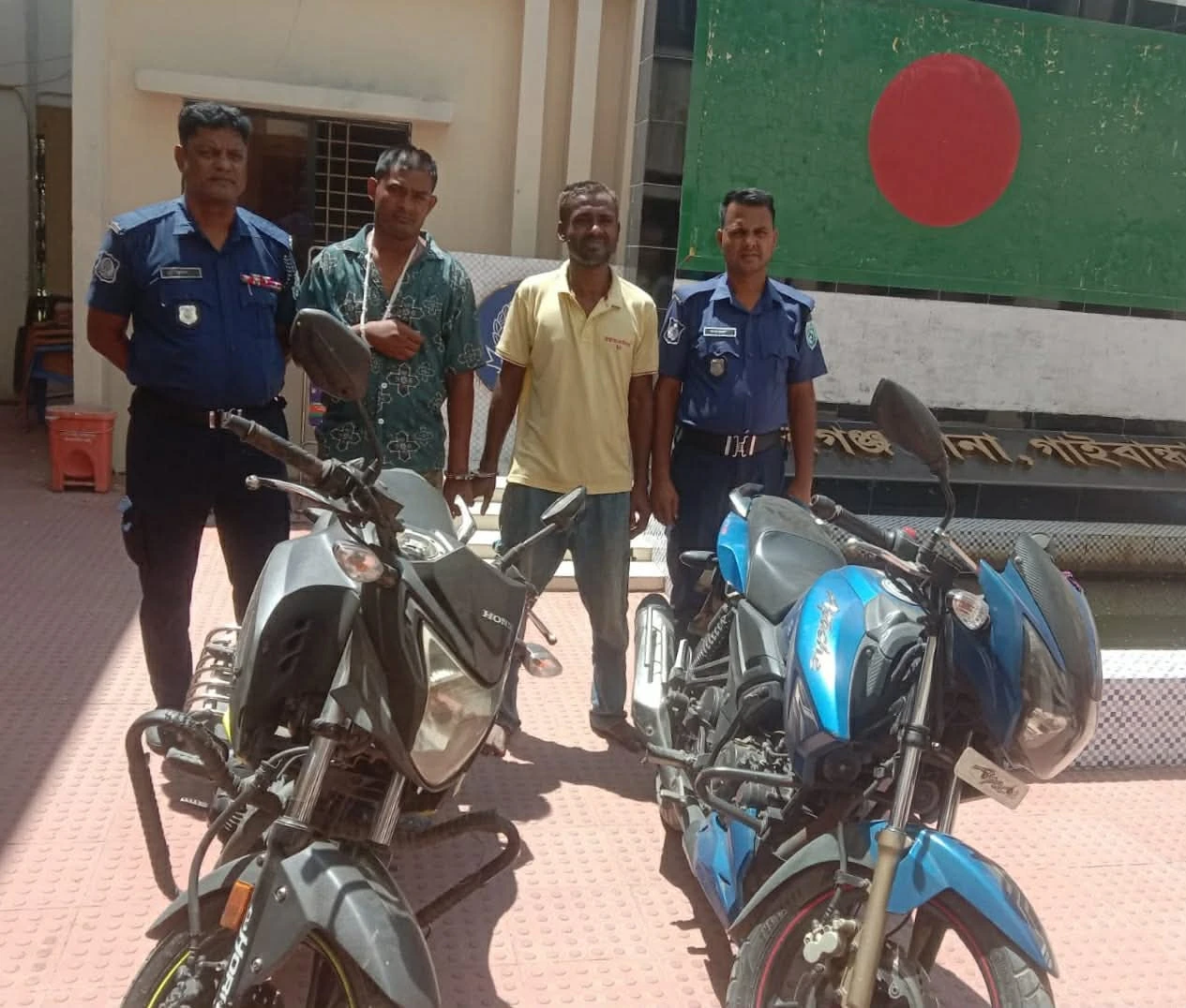 সুন্দরগঞ্জে দুই চোরাই মোটরসাইকেলসহ গ্রেপ্তার ২