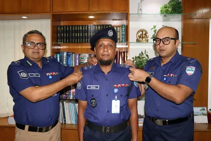 পদোন্নতিপ্রাপ্ত পুলিশ সদস্যদের র‍্যাংক ব্যাজ পরালেন খুলনা পুলিশ সুপার