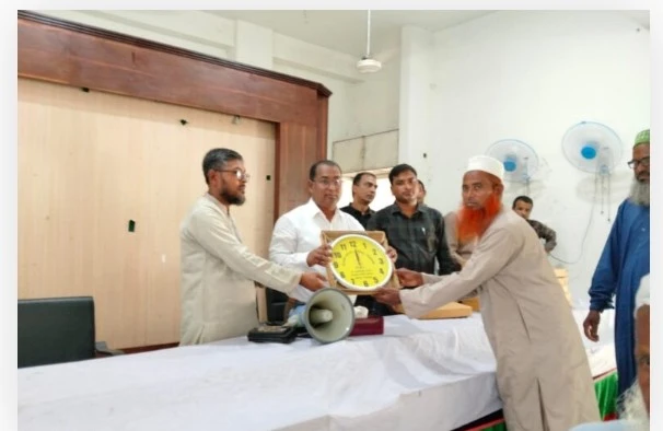 কাজিপুরে শতাধিক মসজিদে ইউএনওর দেওয়াল ঘড়ি বিতরণ।