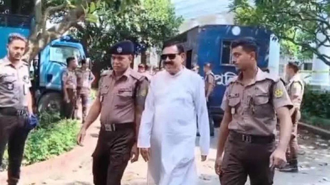 জুলাই গণঅভ্যুত্থান: মানবতাবিরোধী অপরাধের মামলায় সাবেক এমপি-মন্ত্রীসহ ১০ আসামিকে ট্রাইব্যুনালে হাজির