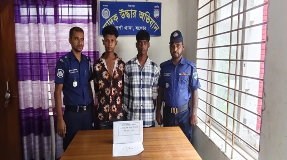 যশোরের শার্শা থানা পুলিশের বিশেষ অভিযানে ১২ পিস ইয়াবা ট্যাবলেটসহ দুই মাদক কারবারিকে আটক করা হয়েছে।
