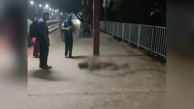 : যশোর রেলস্টেশনের পশ্চিম পাশ থেকে প্রায় ৪৫ বছর বয়সী এক অজ্ঞাতপরিচয় ব্যক্তির মরদেহ উদ্ধার করেছে রেলওয়ে