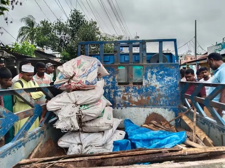 গোপালপুর থানা চত্বরে ৬ বস্তা গাঁজাসহ ট্রাক ও চালক আটক।