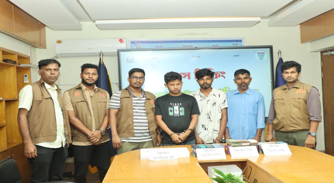 হবিগঞ্জে ব্যাংক ও বিকাশ প্রতারণা চক্রের তিন সদস্য গ্রেপ্তার, সাড়ে ৬ লাখ টাকা উদ্ধার